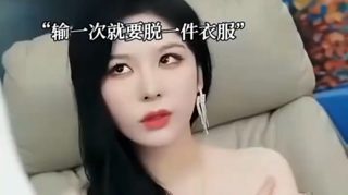 小伙和黑丝美女玩牌，输了脱衣服，结果美女把裤衩都输没了！#下井后，我觉醒武魂真身在线观看