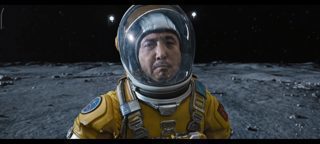 独行月球:看了独行月球这段挺有感触,任何人都希望回家的时候看到给你点亮的那盏灯,还有等候你的那个人!就是最后差点闪了我的老腰!